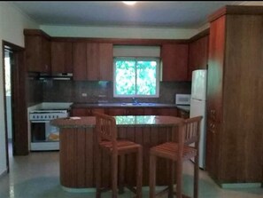 Refrigerador con freezer, microondas, horno, placa de cocina