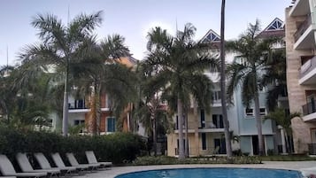 Outdoor pool, pool umbrellas, sun loungers