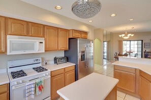 Fridge, microwave, stovetop, dishwasher