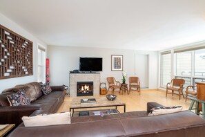 TV, DVD player - Cozy Couple's Retreat in Downtown Telluride (Telluride)