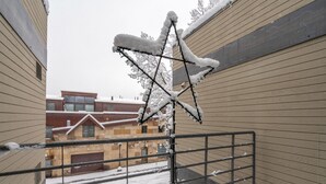 A snow-covered star-shaped structure in an outdoor area with wooden buildings in the background. - Cozy Couple's Retreat in Downtown Telluride (Telluride)