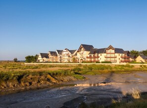 A multi-story hotel with a flat roof, located near a body of water. - Homerez - Flat in Guérande (Guérande)