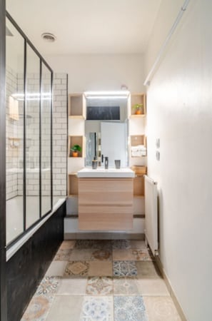 Combined shower/bathtub, hair dryer, towels, toilet paper - Duplex Plaisir Grignon (PLAISIR)