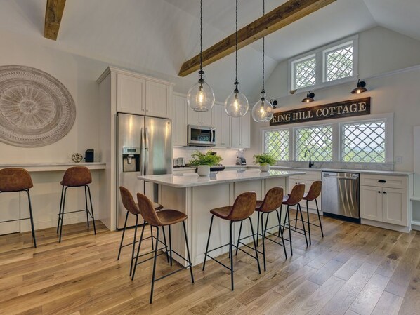 Kylskåp, mikrovågsugn, ugn och spishäll