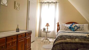 4 bedrooms, iron/ironing board, WiFi (free), bed sheets