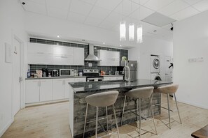 Fridge, microwave, oven, stovetop - ♪Dream Stay♪ by Olympic Stadium & Botanical Garden (Montréal)