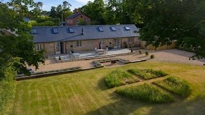 Exterior - Stunning 19th century barn conversion in gorgeous Hampshire countryside (South Wonston)