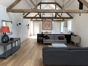 Smart TV, fireplace, DVD player, stereo - Stunning 19th century barn conversion in gorgeous Hampshire countryside (South Wonston)