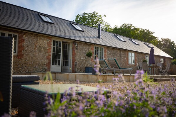 Terrace/patio - Stunning 19th century barn conversion in gorgeous Hampshire countryside (South Wonston)