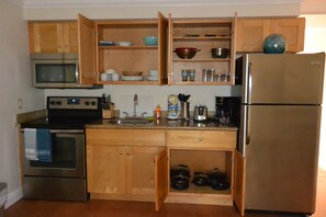 Frigorifero, microonde, forno, piano cottura