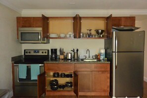 Kühlschrank, Mikrowelle, Ofen, Herdplatte