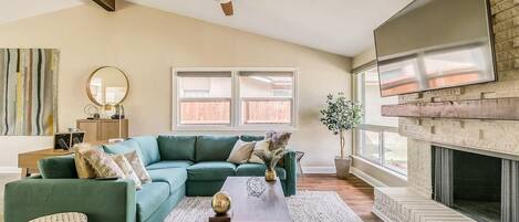 Televisión, chimenea, estéreo y oficina