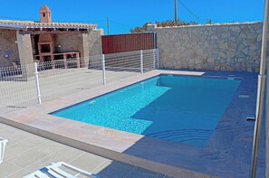 Unclassified image, 2 of 34, button