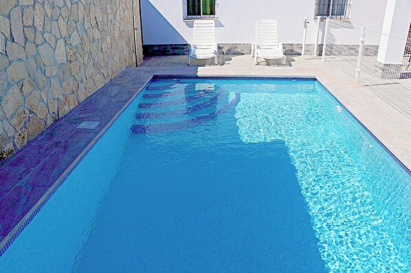 Unclassified image, 1 of 34, button