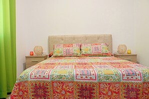 2 makuuhuonetta, silitysrauta/-lauta, vuodevaatteet