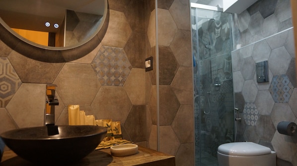 Shower, hair dryer, slippers, towels - Finest apartment - in the heart of Naples (Napoli)
