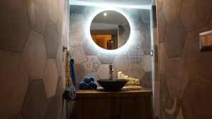 Douche, sèche-cheveux, chaussons, serviettes fournies