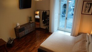 2 chambres, coffres-forts dans les chambres, bureau