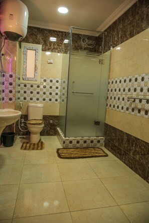 Signature Triple Room, Mountain View | Bathroom - Queen Pyramids View Inn (Giza)
