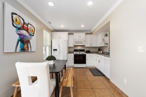 Fridge, microwave, oven, stovetop - The Lake View: Family and business travel (Lehi)