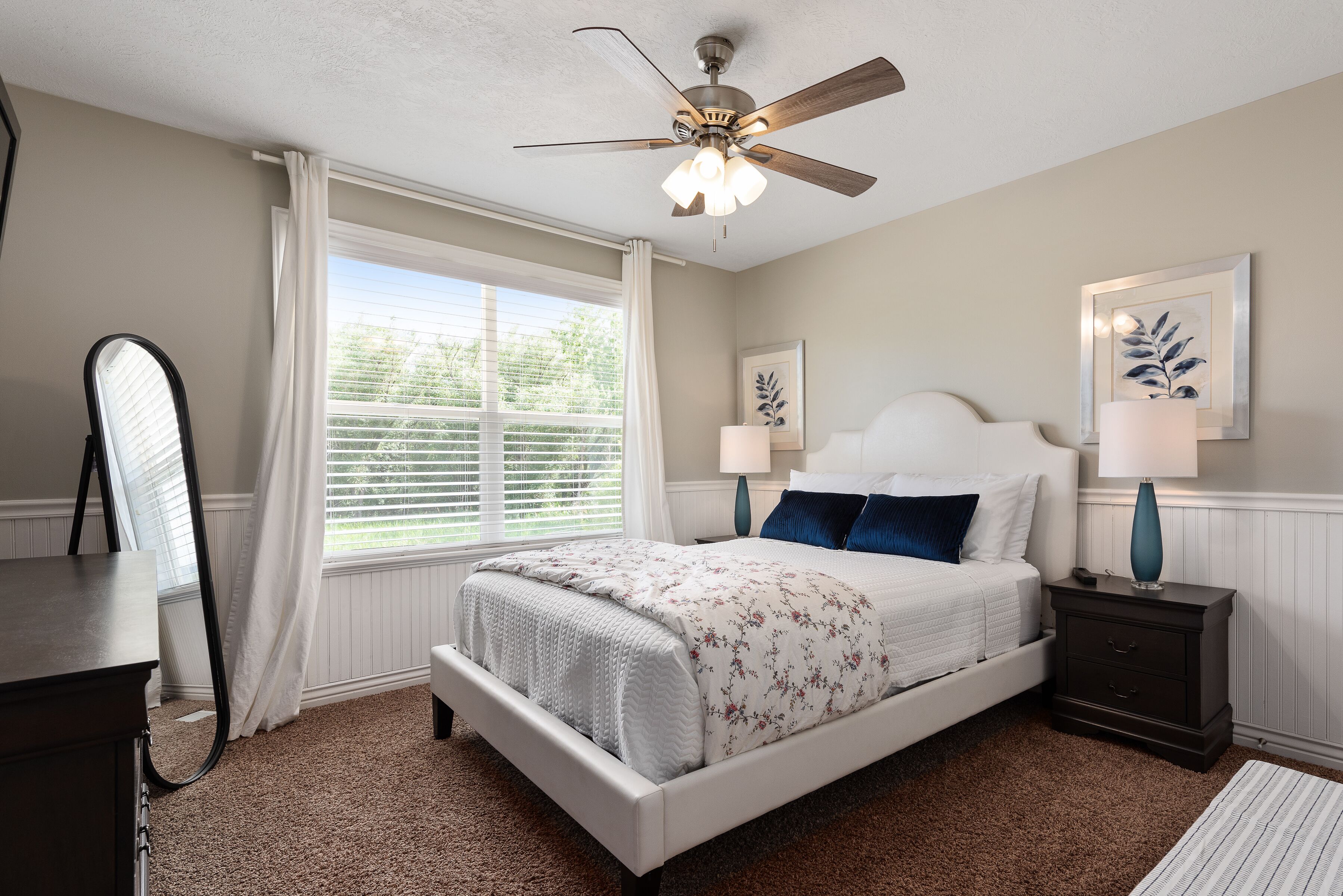 4 makuuhuonetta, työpöytä, silitysrauta/-lauta, vauvan matkasänky