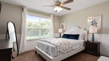 4 makuuhuonetta, työpöytä, silitysrauta/-lauta, vauvan matkasänky