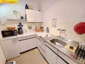 Mikrowelle, Herdplatte, Wasserkocher mit Kaffee-/Teezubehör, Toaster