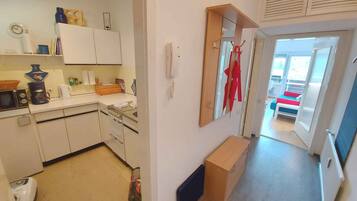 Mikrowelle, Herdplatte, Wasserkocher mit Kaffee-/Teezubehör, Toaster