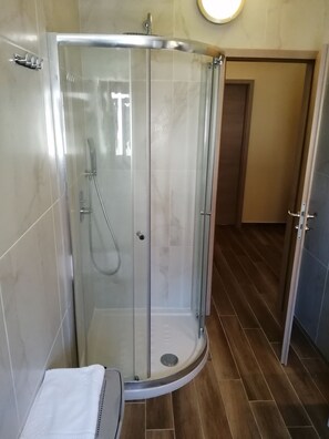 Duschwanne, Haartrockner, Bidet, Handtücher