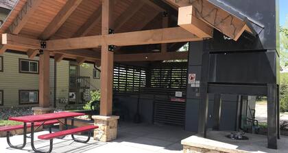 Cozy, updated 2 Bedroom / 2 Bathroom condo