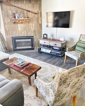 TV, fireplace, books - Cozy, updated 2 Bedroom / 2 Bathroom condo (Steamboat Springs)