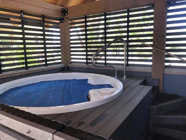 Outdoor spa tub - Cozy, updated 2 Bedroom / 2 Bathroom condo (Steamboat Springs)