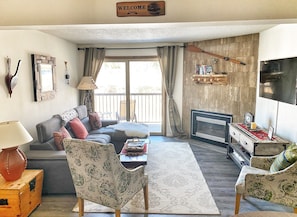 TV, fireplace, books - Cozy, updated 2 Bedroom / 2 Bathroom condo (Steamboat Springs)