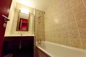 浴槽、ヘアドライヤー、タオル