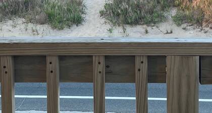 Semi Oceanfront! Rentoudu etukannella katsellen auringonlaskua meren yli!