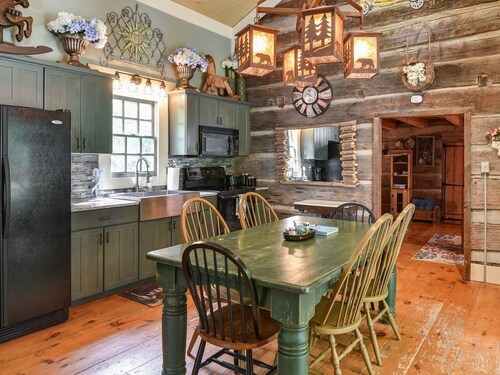 Historic Log Cabin, Yard, Firepit, Fireplace, WIFI , Private