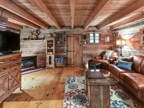 薄型テレビ、暖炉、書庫