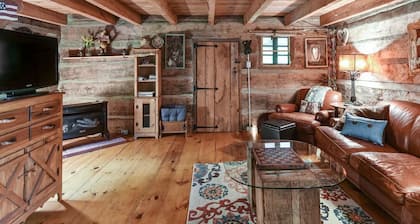 Historic Log Cabin, Yard, Firepit, Fireplace, WIFI , Private