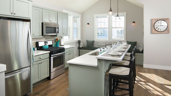 Réfrigérateur, micro-ondes, four, plaque de cuisson