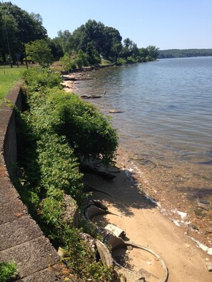Sun loungers, beach towels - Fabulous PRIVATE Potomac WATERFRONT retreat, 2+acres, 4 bd/4 ba w/ guest house (Bryans Road)