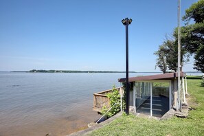 Property grounds - Fabulous PRIVATE Potomac WATERFRONT retreat, 2+acres, 4 bd/4 ba w/ guest house (Bryans Road)
