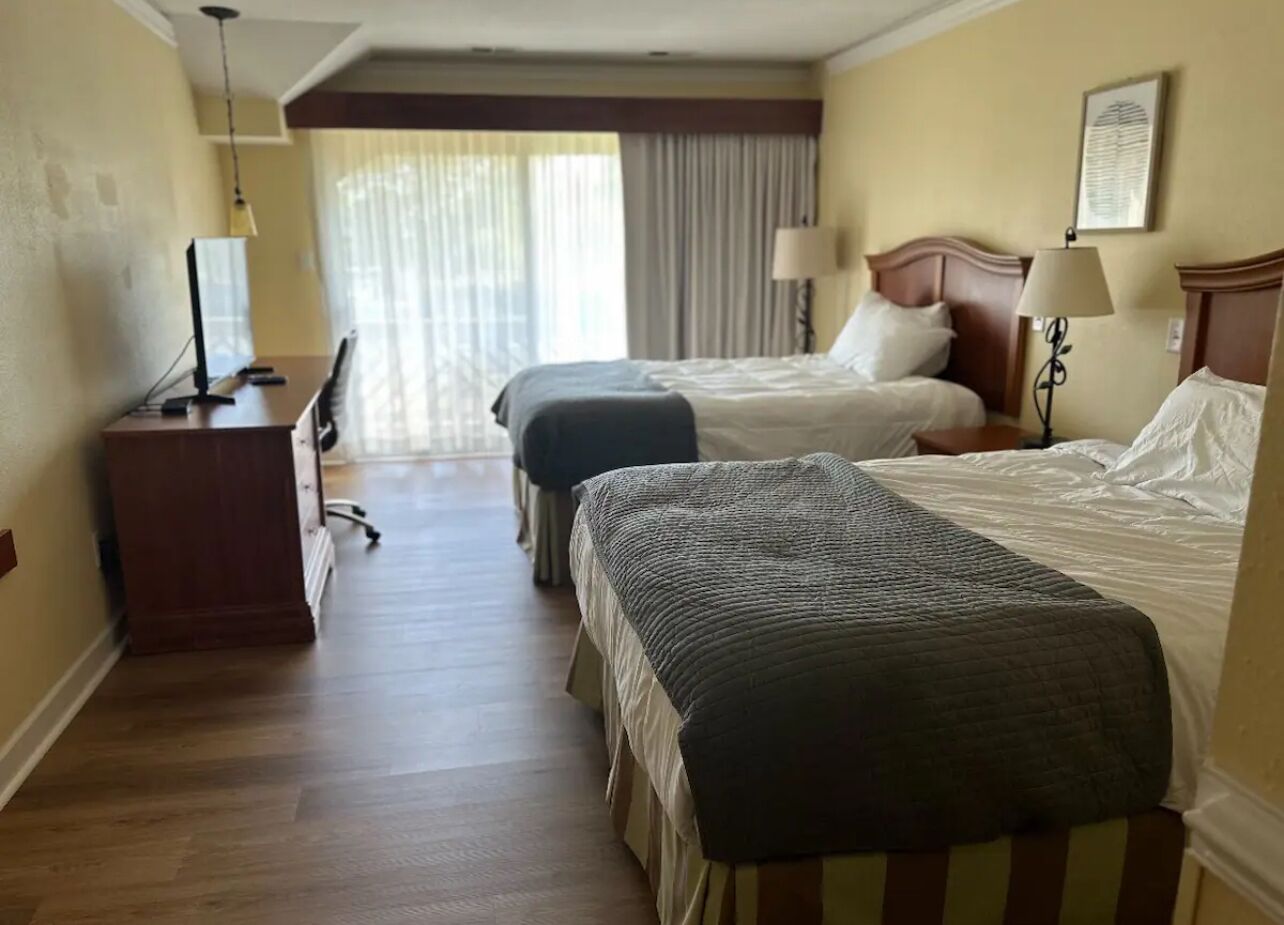 2 多间卧室、客房内保险箱、办公桌、熨斗/熨衣板