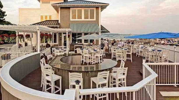 Un restaurante frente al mar con terraza, barra y vistas al océano.
