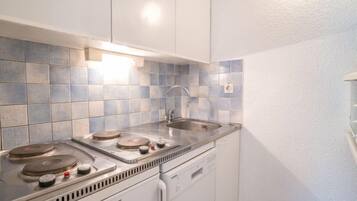 Réfrigérateur, micro-ondes, four, lave-vaisselle