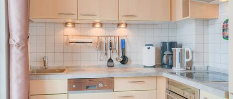 Fridge, oven, dishwasher, coffee/tea maker