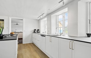 Kjøleskap, mikrobølgeovn, kokeplater og oppvaskmaskin