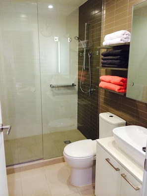 Shower, jetted tub, hair dryer, towels