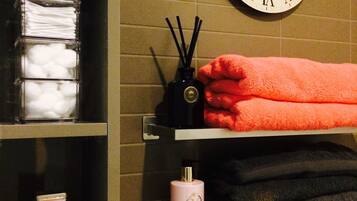 Shower, jetted bath, hair dryer, towels