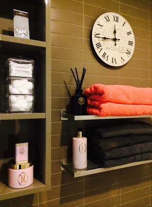 Shower, jetted bath, hair dryer, towels