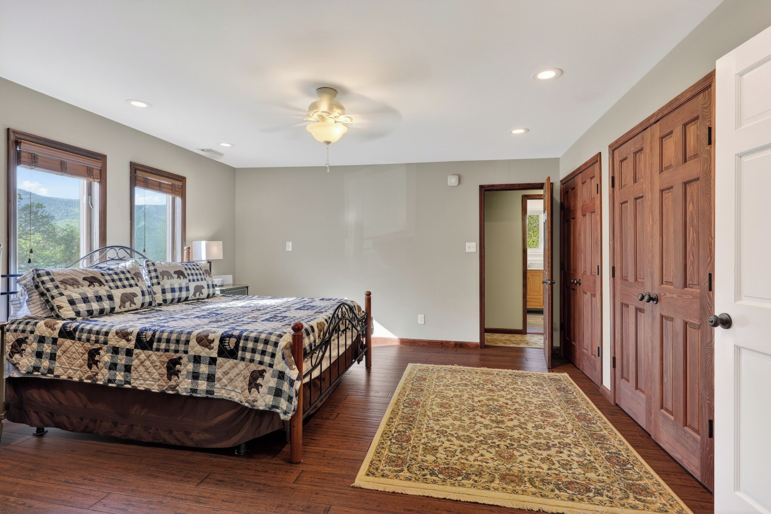 3 bedrooms, memory-foam beds, desk, iron/ironing board